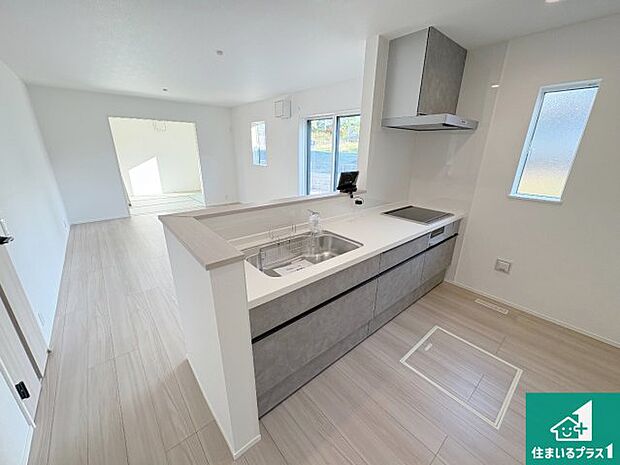 リビングと統一感があり、使い勝手のいいキッチン。広々としているので、二人並んで作業が出来ちゃいます。お子様と一緒に色々なお料理に挑戦できるスペースがあります。