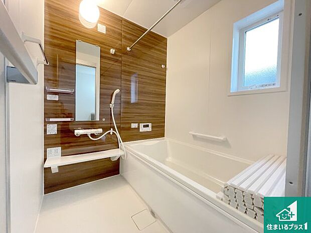 足をゆったり伸ばして寛げる浴槽です。窓が設けられていますので差し込む光が明るく穏やかな雰囲気にしてくれます♪浴室乾燥機も設置しているので、雨の日の洗濯物も安心です♪