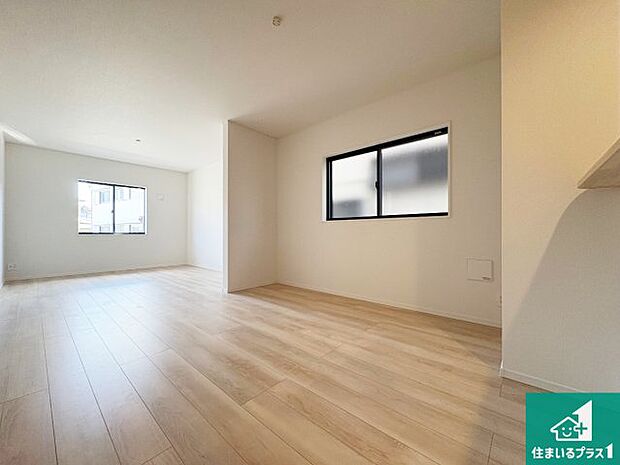 明るいリビングで朝の目覚めもスッキリできそう！対面キッチンでご家族のコミュニケーションも自然と増える設計！小さなお子様が遊ぶスペースを作っても広々とくつろげるLDK！