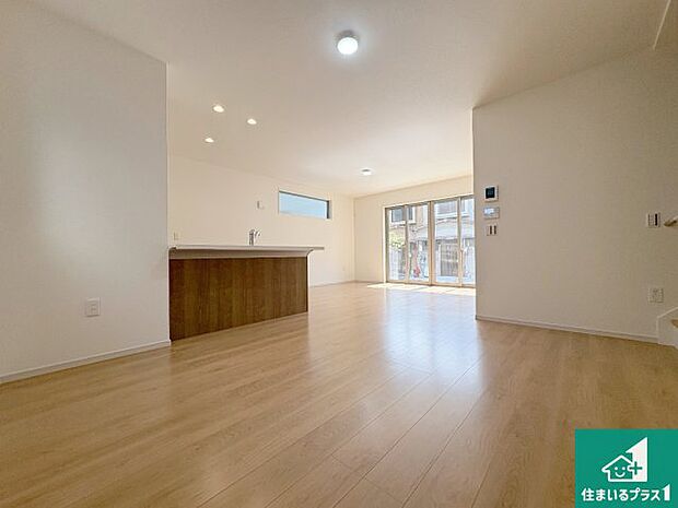 明るいリビングで朝の目覚めもスッキリできそう！対面キッチンでご家族のコミュニケーションも自然と増える設計！小さなお子様が遊ぶスペースを作っても広々とくつろげるLDK！