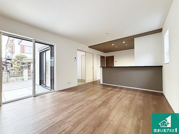 日当たり良好の明るいリビングで朝の目覚めもスッキリできそう！対面キッチンでご家族のコミュニケーションも自然と増える設計！小さなお子様が遊ぶスペースを作っても広々とくつろげるLDK！ 