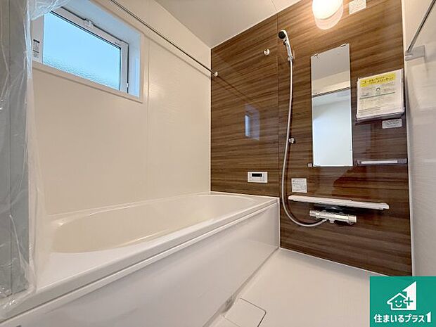 足をゆったり伸ばして寛げる浴槽です。窓が設けられていますので差し込む光が明るく穏やかな雰囲気にしてくれます♪浴室乾燥機も設置しているので、雨の日の洗濯物も安心です♪