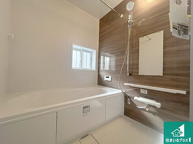 足をゆったり伸ばして寛げる浴槽です。窓が設けられていますので差し込む光が明るく穏やかな雰囲気にしてくれます♪浴室乾燥機も設置しているので、雨の日の洗濯物も安心です♪