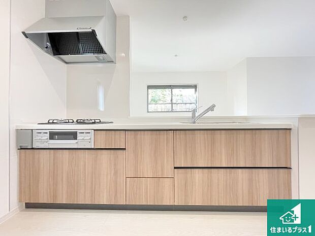 リビングと統一感があり、使い勝手のいいキッチン。広々としているので、二人並んで作業が出来ちゃいます。お子様と一緒に色々なお料理に挑戦できるスペースがあります。