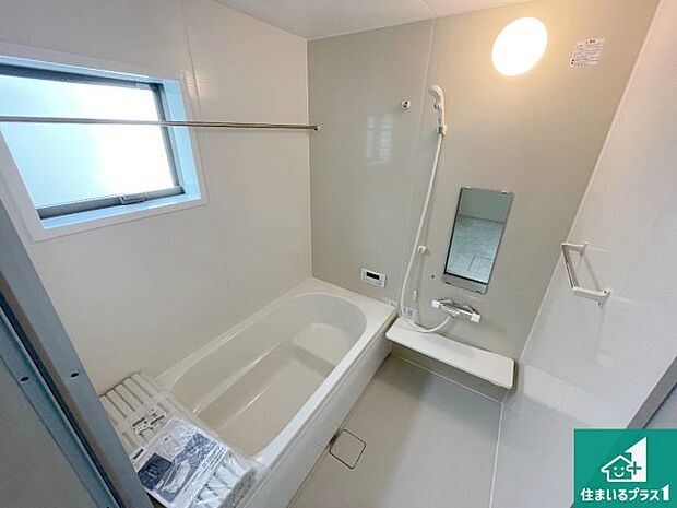 足をゆったり伸ばして寛げる浴槽です。窓が設けられていますので差し込む光が明るく穏やかな雰囲気にしてくれます♪浴室乾燥機も設置しているので、雨の日の洗濯物も安心です♪