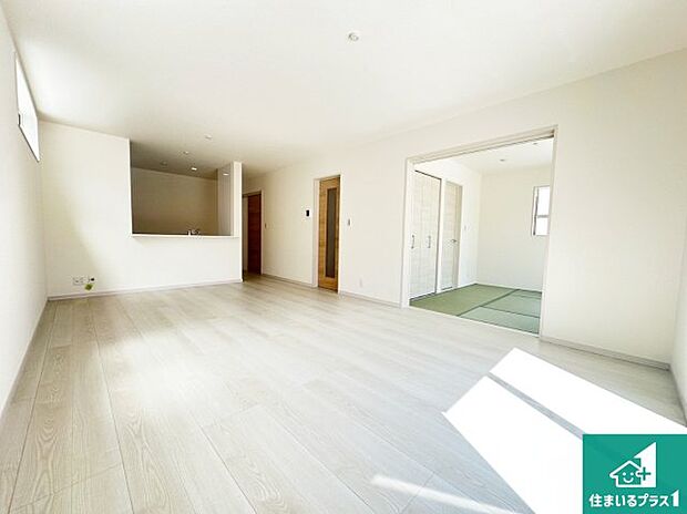 シンプルなリビングは、観葉植物等のインテリアを楽しめますね!パパ好みにも、ママ好みにも家具次第で雰囲気を変えることができます!