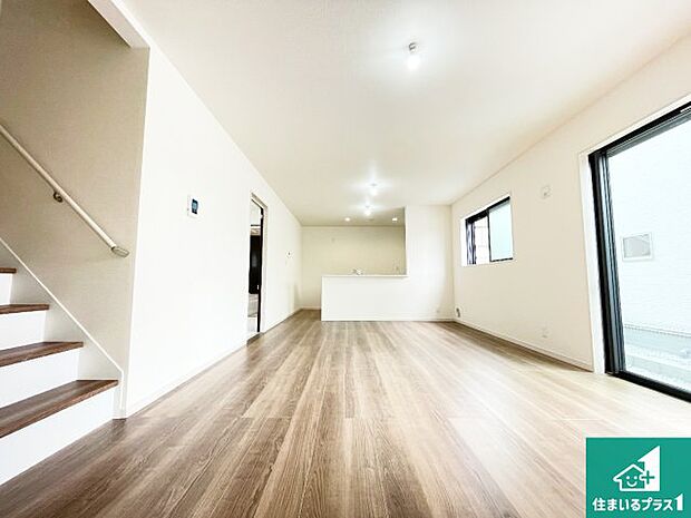 シンプルなリビングは、観葉植物等のインテリアを楽しめますね!パパ好みにも、ママ好みにも家具次第で雰囲気を変えることができます!