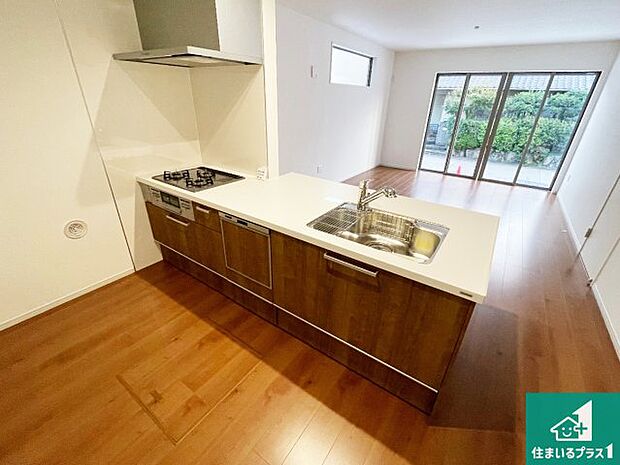 リビングと統一感があり、使い勝手のいいキッチン。広々としているので、二人並んで作業が出来ちゃいます。お子様と一緒に色々なお料理に挑戦できるスペースがあります。