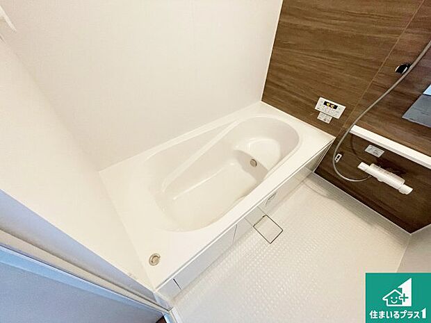 足をゆったり伸ばして寛げる浴槽です。窓が設けられていますので差し込む光が明るく穏やかな雰囲気にしてくれます♪浴室乾燥機も設置しているので、雨の日の洗濯物も安心です♪