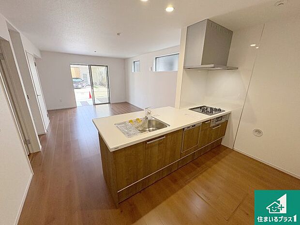 リビングと統一感があり、使い勝手のいいキッチン。広々としているので、二人並んで作業が出来ちゃいます。お子様と一緒に色々なお料理に挑戦できるスペースがあります。