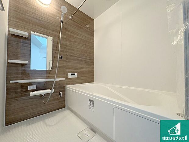 足をゆったり伸ばして寛げる浴槽です。窓が設けられていますので差し込む光が明るく穏やかな雰囲気にしてくれます♪浴室乾燥機も設置しているので、雨の日の洗濯物も安心です♪