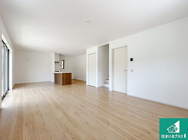 シンプルなリビングは、観葉植物等のインテリアを楽しめますね!パパ好みにも、ママ好みにも家具次第で雰囲気を変えることができます!