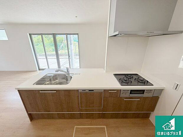 リビングと統一感があり、使い勝手のいいキッチン。広々としているので、二人並んで作業が出来ちゃいます。お子様と一緒に色々なお料理に挑戦できるスペースがあります。