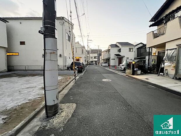 周辺は落ち着いた街並みの住宅地!子育てがしやすい住環境です!まだ未完成ですが、現地でしかわからない事もございます。是非一度ご覧ください。