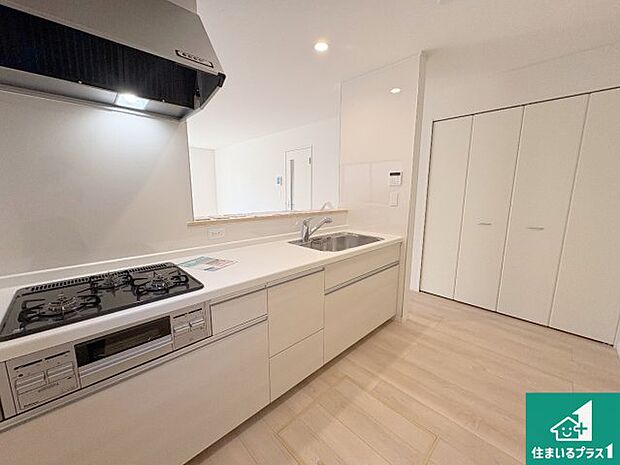 リビングと統一感があり、使い勝手のいいキッチン。広々としているので、二人並んで作業が出来ちゃいます。お子様と一緒に色々なお料理に挑戦できるスペースがあります。