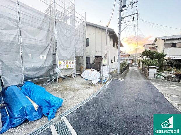 周辺は落ち着いた街並みの住宅地！子育てがしやすい住環境です！まだ未完成ですが、現地でしかわからない事もございます。是非一度ご覧ください。