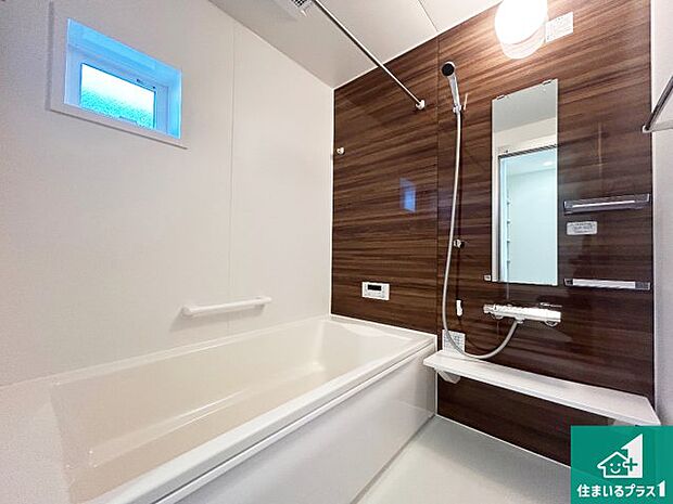 足をゆったり伸ばして寛げる浴槽です。窓が設けられていますので差し込む光が明るく穏やかな雰囲気にしてくれます♪浴室乾燥機も設置しているので、雨の日の洗濯物も安心です♪