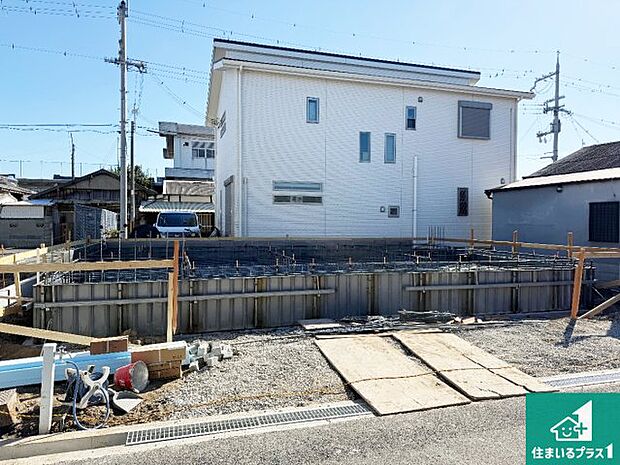 周辺は落ち着いた街並みの住宅地!子育てがしやすい住環境です!まだ未完成ですが、現地でしかわからない事もございます。是非一度ご覧ください。