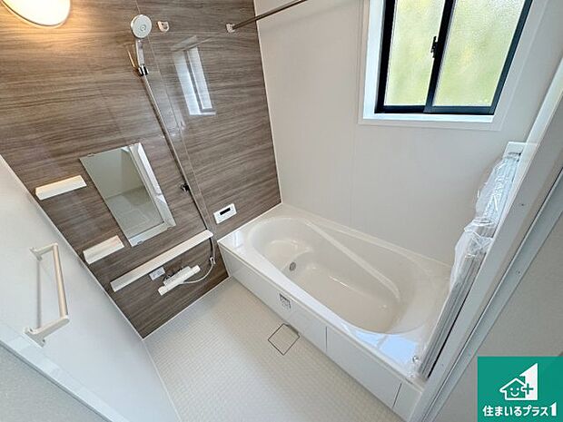 足をゆったり伸ばして寛げる浴槽です。窓が設けられていますので差し込む光が明るく穏やかな雰囲気にしてくれます♪浴室乾燥機も設置しているので、雨の日の洗濯物も安心です♪