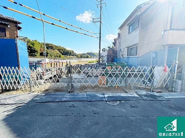 周辺は落ち着いた街並みの住宅地！子育てがしやすい住環境です！まだ未完成ですが、現地でしかわからない事もございます。是非一度ご覧ください。