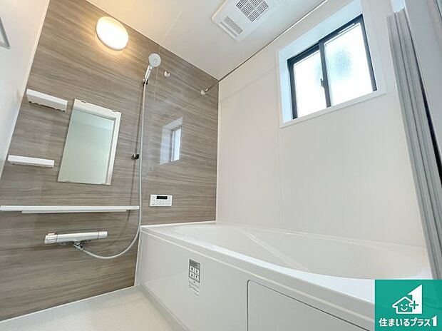 足をゆったり伸ばして寛げる浴槽です。窓が設けられていますので差し込む光が明るく穏やかな雰囲気にしてくれます♪浴室乾燥機も設置しているので、雨の日の洗濯物も安心です♪