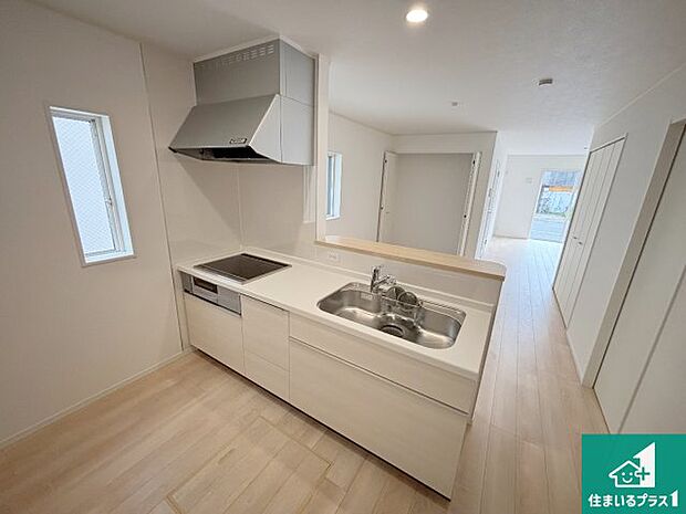 リビングと統一感があり、使い勝手のいいキッチン。広々としているので、二人並んで作業が出来ちゃいます。お子様と一緒に色々なお料理に挑戦できるスペースがあります。