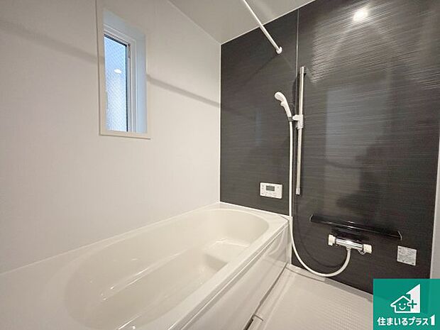 足をゆったり伸ばして寛げる浴槽です。窓が設けられていますので差し込む光が明るく穏やかな雰囲気にしてくれます♪浴室乾燥機も設置しているので、雨の日の洗濯物も安心です♪