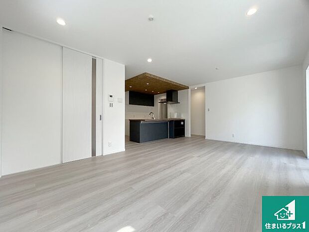 日当たり良好の明るいリビングで朝の目覚めもスッキリできそう！対面キッチンでご家族のコミュニケーションも自然と増える設計！小さなお子様が遊ぶスペースを作っても広々とくつろげるLDK！