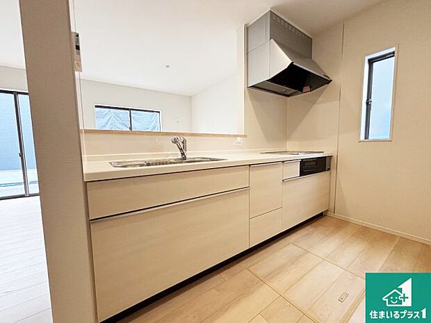 リビングと統一感があり、使い勝手のいいキッチン。広々としているので、二人並んで作業が出来ちゃいます。お子様と一緒に色々なお料理に挑戦できるスペースがあります。