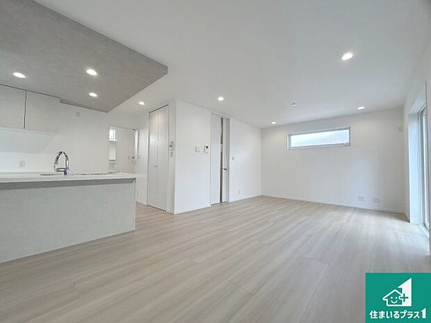 日当たり良好の明るいリビングで朝の目覚めもスッキリできそう!対面キッチンでご家族のコミュニケーションも自然と増える設計!小さなお子様が遊ぶスペースを作っても広々とくつろげるLDK!