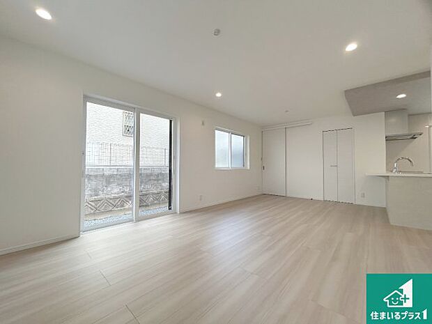 シンプルなリビングは、観葉植物等のインテリアを楽しめますね!パパ好みにも、ママ好みにも家具次第で雰囲気を変えることができます!