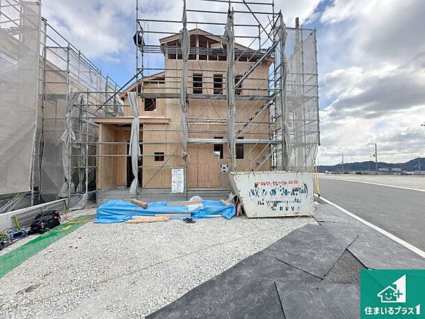 周辺は落ち着いた街並みの住宅地！子育てがしやすい住環境です！まだ未完成ですが、現地でしかわからない事もございます。是非一度ご覧ください。