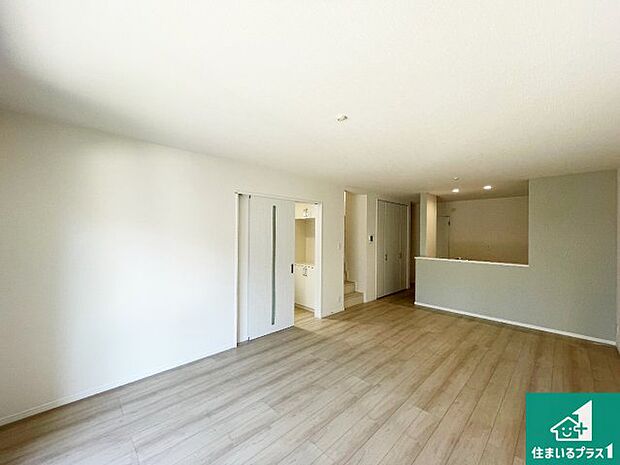 シンプルなリビングは、観葉植物等のインテリアを楽しめますね！パパ好みにも、ママ好みにも家具次第で雰囲気を変えることができます！