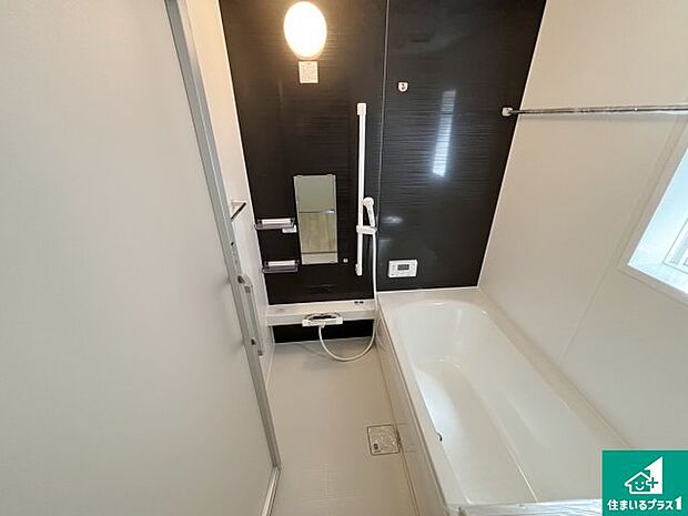 足をゆったり伸ばして寛げる浴槽です。窓が設けられていますので差し込む光が明るく穏やかな雰囲気にしてくれます♪浴室乾燥機も設置しているので、雨の日の洗濯物も安心です♪