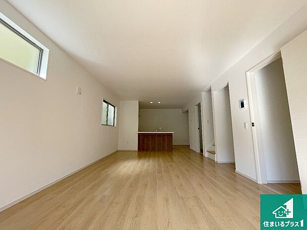 日当たり良好の明るいリビングで朝の目覚めもスッキリできそう！対面キッチンでご家族のコミュニケーションも自然と増える設計！小さなお子様が遊ぶスペースを作っても広々とくつろげるLDK！