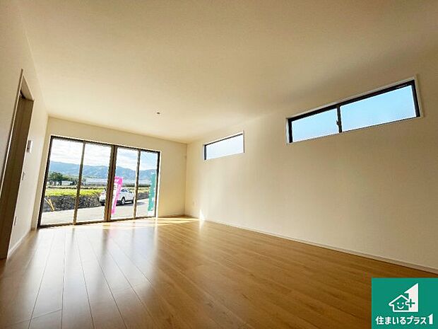 シンプルなリビングは、観葉植物等のインテリアを楽しめますね!パパ好みにも、ママ好みにも家具次第で雰囲気を変えることができます!