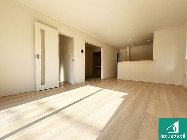 シンプルなリビングは、観葉植物等のインテリアを楽しめますね！パパ好みにも、ママ好みにも家具次第で雰囲気を変えることができます！