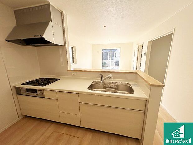 リビングと統一感があり、使い勝手のいいキッチン。広々としているので、二人並んで作業が出来ちゃいます。お子様と一緒に色々なお料理に挑戦できるスペースがあります。