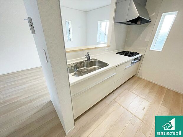 リビングと統一感があり、使い勝手のいいキッチン。広々としているので、二人並んで作業が出来ちゃいます。お子様と一緒に色々なお料理に挑戦できるスペースがあります。