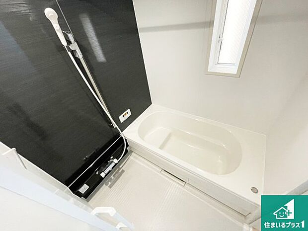 足をゆったり伸ばして寛げる浴槽です。窓が設けられていますので差し込む光が明るく穏やかな雰囲気にしてくれます♪浴室乾燥機も設置しているので、雨の日の洗濯物も安心です♪