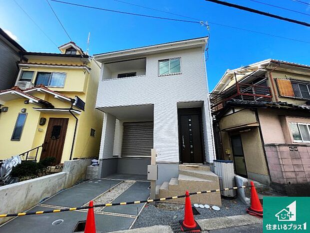 周辺は落ち着いた街並みの住宅地！子育てがしやすい住環境です！まだ未完成ですが、現地でしかわからない事もございます。是非一度ご覧ください。