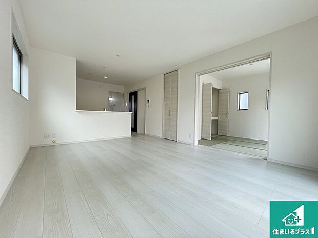 シンプルなリビングは、観葉植物等のインテリアを楽しめますね!パパ好みにも、ママ好みにも家具次第で雰囲気を変えることができます!