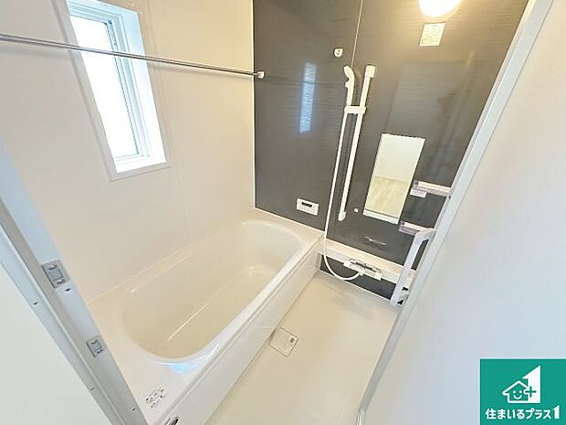 足をゆったり伸ばして寛げる浴槽です。窓が設けられていますので差し込む光が明るく穏やかな雰囲気にしてくれます♪浴室乾燥機も設置しているので、雨の日の洗濯物も安心です♪