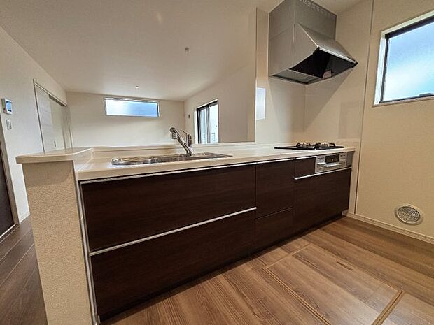 リビングと統一感があり、使い勝手のいいキッチン。広々としているので、二人並んで作業が出来ちゃいます。お子様と一緒に色々なお料理に挑戦できるスペースがあります。