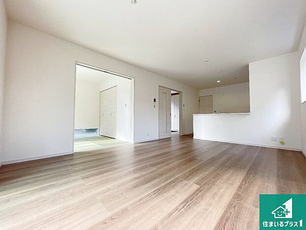 シンプルなリビングは、観葉植物等のインテリアを楽しめますね！パパ好みにも、ママ好みにも家具次第で雰囲気を変えることができます！