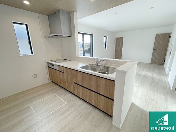 リビングと統一感があり、使い勝手のいいキッチン。広々としているので、二人並んで作業が出来ちゃいます。お子様と一緒に色々なお料理に挑戦できるスペースがあります。