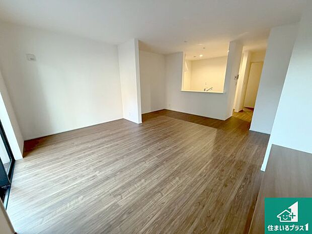 シンプルなリビングは、観葉植物等のインテリアを楽しめますね！パパ好みにも、ママ好みにも家具次第で雰囲気を変えることができます！