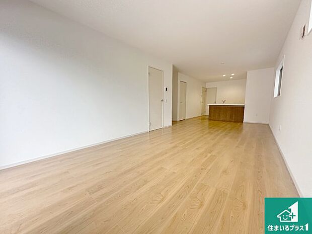 シンプルなリビングは、観葉植物等のインテリアを楽しめますね！パパ好みにも、ママ好みにも家具次第で雰囲気を変えることができます！