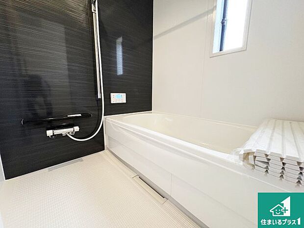 足をゆったり伸ばして寛げる浴槽です。窓が設けられていますので差し込む光が明るく穏やかな雰囲気にしてくれます♪浴室乾燥機も設置しているので、雨の日の洗濯物も安心です♪