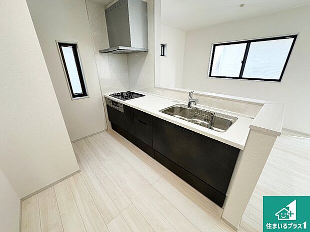 リビングと統一感があり、使い勝手のいいキッチン。広々としているので、二人並んで作業が出来ちゃいます。お子様と一緒に色々なお料理に挑戦できるスペースがあります。